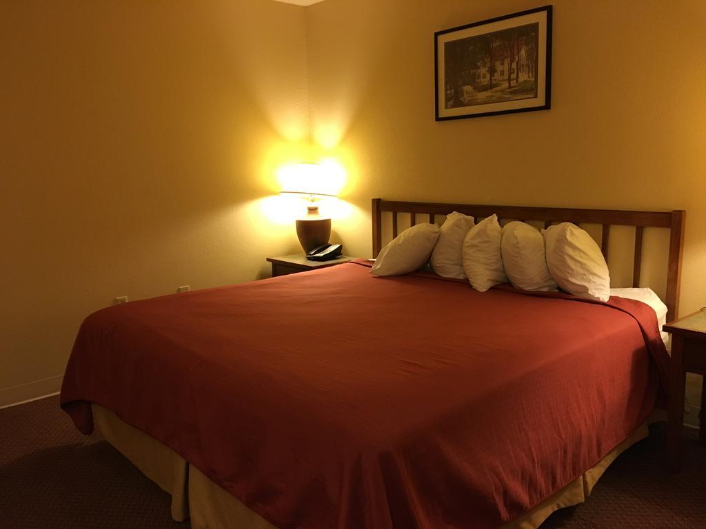Norwood Inn And Suites Chaska Экстерьер фото