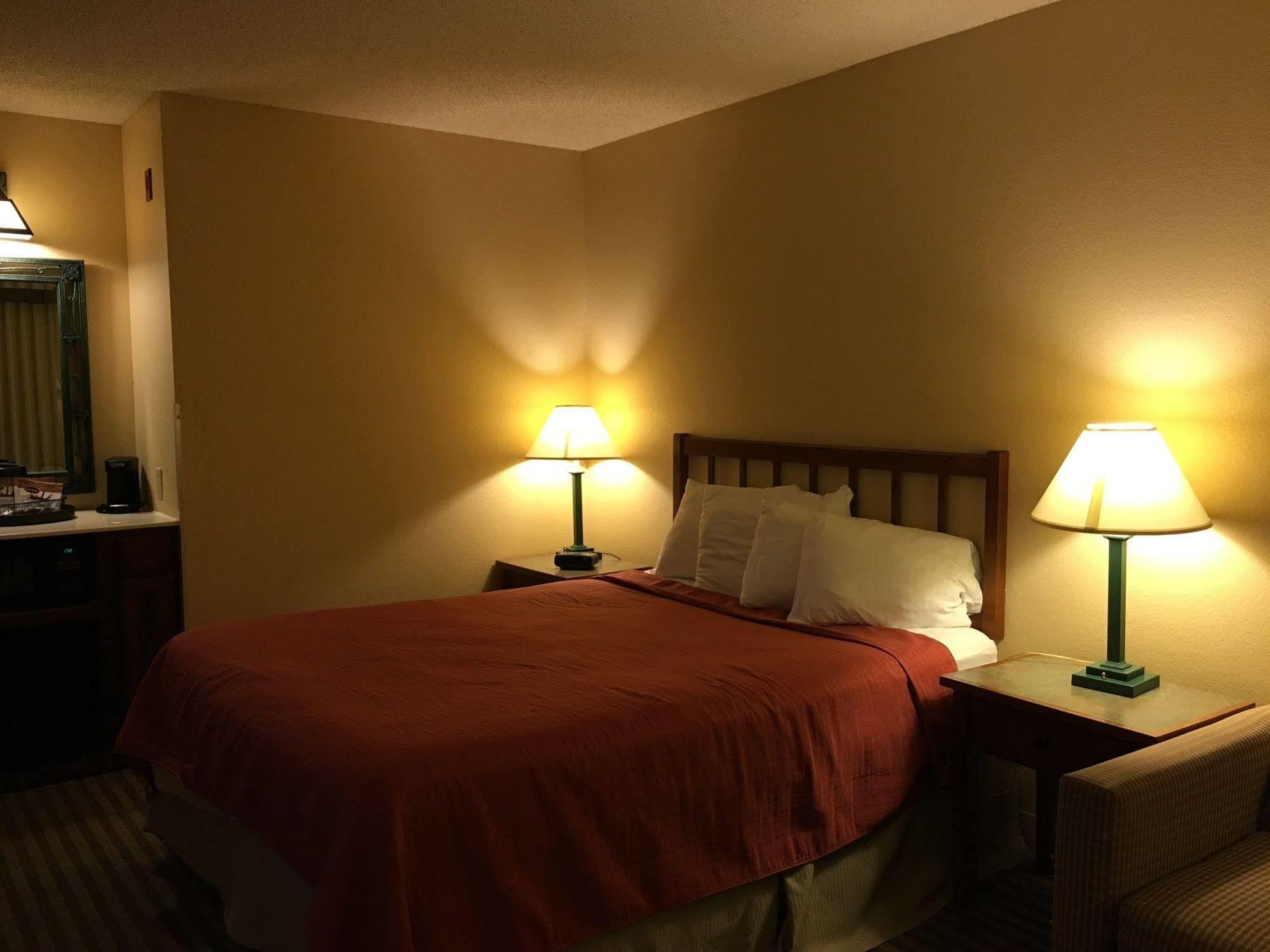 Norwood Inn And Suites Chaska Экстерьер фото